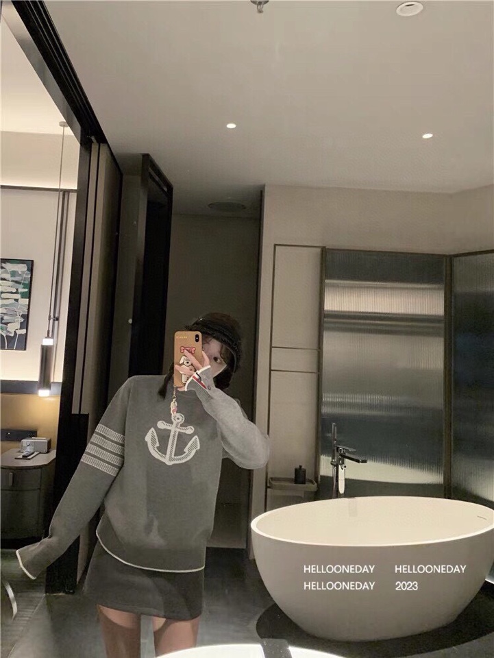 THOM BROWNE 汤姆布朗 TB对版精密加厚双层提花船锚圆领毛衣 男女同款情侣款毛衣\n码数：1-