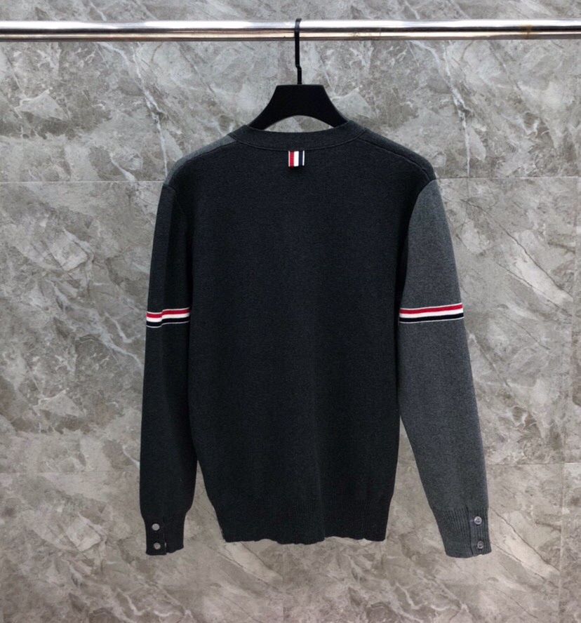 THOM BROWNE 汤姆布朗 TB双袖红白蓝棉纱拼色五扣开衫 情侣款开衫毛衣颜色：灰灰拼、蓝白拼 码