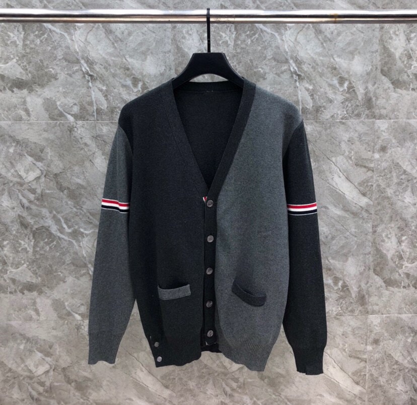 THOM BROWNE 汤姆布朗 TB双袖红白蓝棉纱拼色五扣开衫 情侣款开衫毛衣颜色：灰灰拼、蓝白拼 码