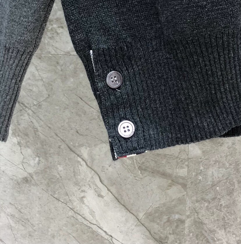 THOM BROWNE 汤姆布朗 TB双袖红白蓝棉纱拼色五扣开衫 情侣款开衫毛衣颜色：灰灰拼、蓝白拼 码