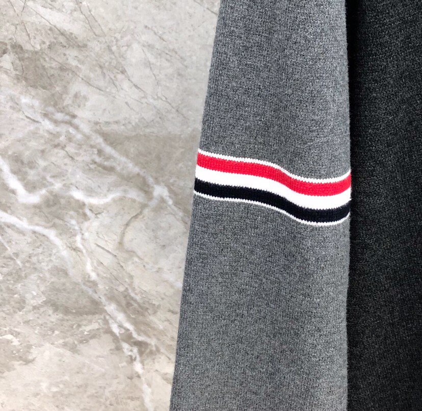 THOM BROWNE 汤姆布朗 TB双袖红白蓝棉纱拼色五扣开衫 情侣款开衫毛衣颜色：灰灰拼、蓝白拼 码