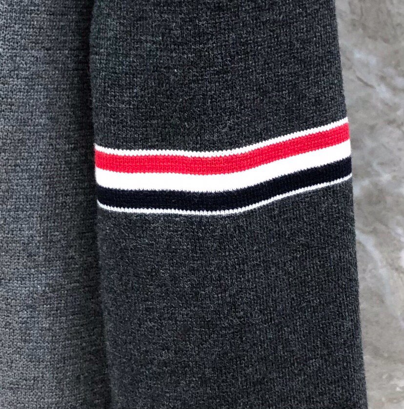 THOM BROWNE 汤姆布朗 TB双袖红白蓝棉纱拼色五扣开衫 情侣款开衫毛衣颜色：灰灰拼、蓝白拼 码