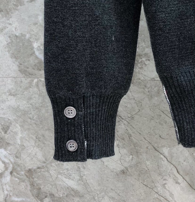 THOM BROWNE 汤姆布朗 TB双袖红白蓝棉纱拼色五扣开衫 情侣款开衫毛衣颜色：灰灰拼、蓝白拼 码