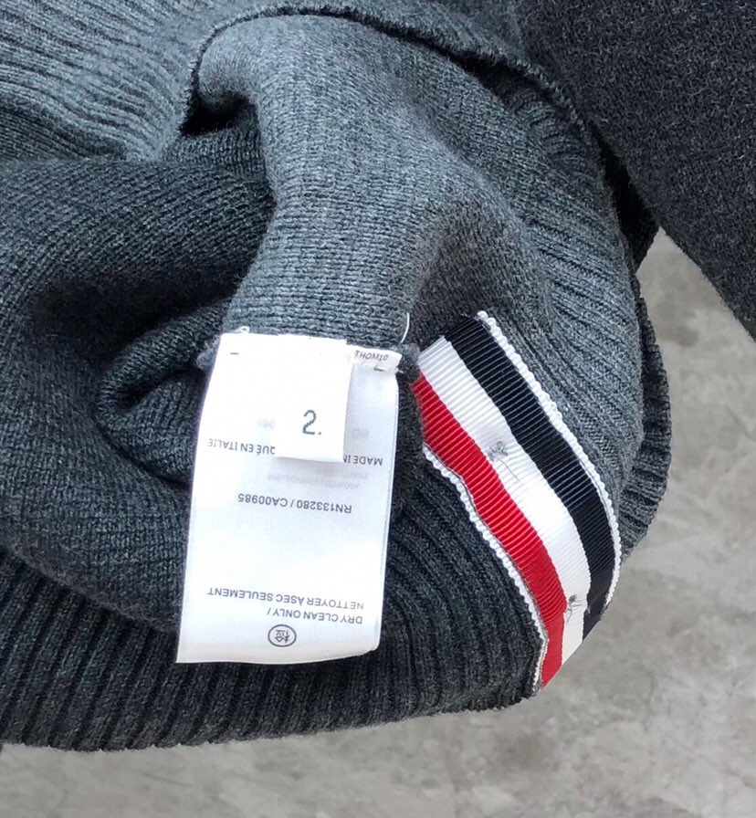 THOM BROWNE 汤姆布朗 TB双袖红白蓝棉纱拼色五扣开衫 情侣款开衫毛衣颜色：灰灰拼、蓝白拼 码