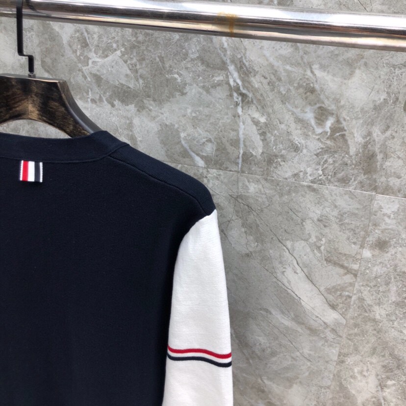 THOM BROWNE 汤姆布朗 TB双袖红白蓝棉纱拼色五扣开衫 情侣款开衫毛衣颜色：灰灰拼、蓝白拼 码