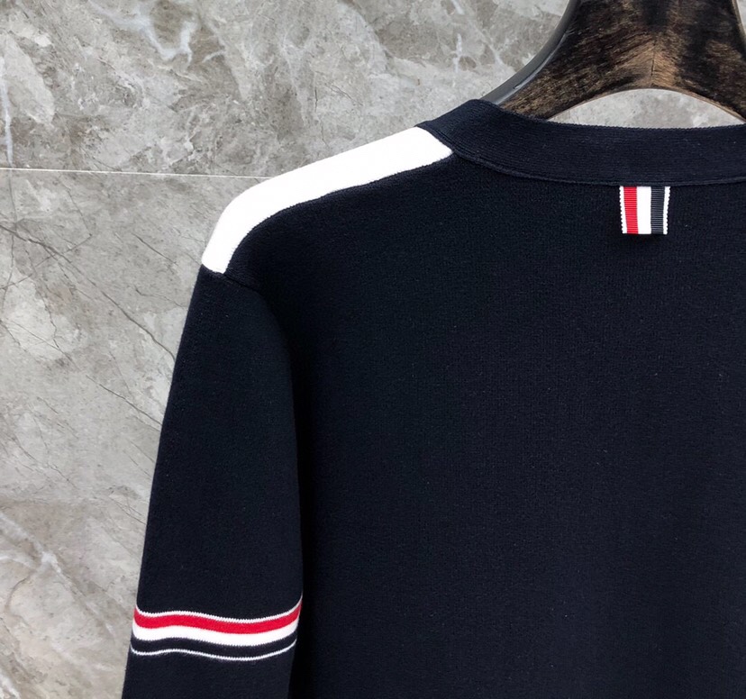 THOM BROWNE 汤姆布朗 TB双袖红白蓝棉纱拼色五扣开衫 情侣款开衫毛衣颜色：灰灰拼、蓝白拼 码