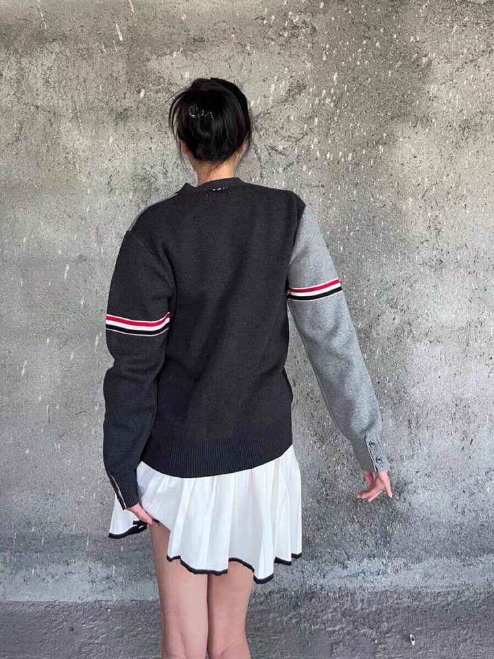 THOM BROWNE 汤姆布朗 TB双袖红白蓝棉纱拼色五扣开衫 情侣款开衫毛衣颜色：灰灰拼、蓝白拼 码