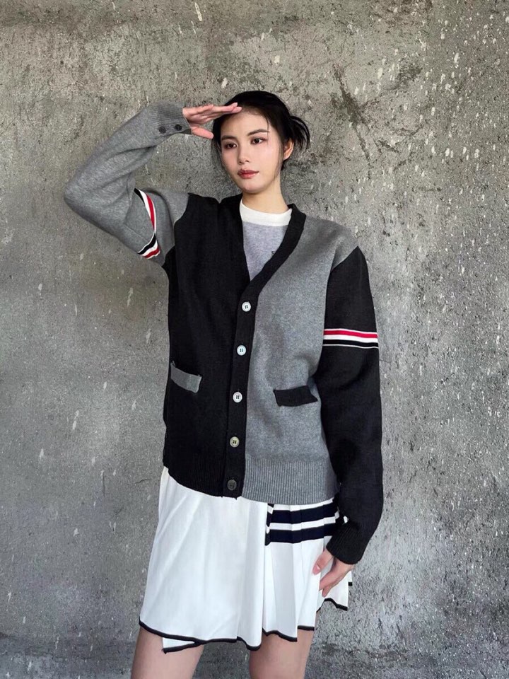 THOM BROWNE 汤姆布朗 TB双袖红白蓝棉纱拼色五扣开衫 情侣款开衫毛衣颜色：灰灰拼、蓝白拼 码