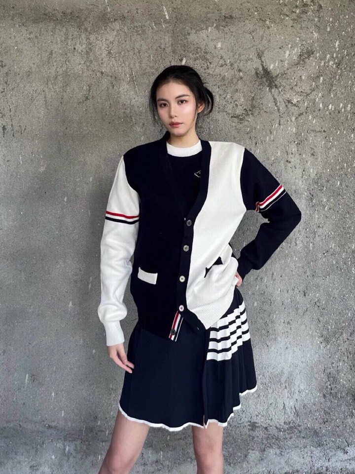 THOM BROWNE 汤姆布朗 TB双袖红白蓝棉纱拼色五扣开衫 情侣款开衫毛衣颜色：灰灰拼、蓝白拼 码