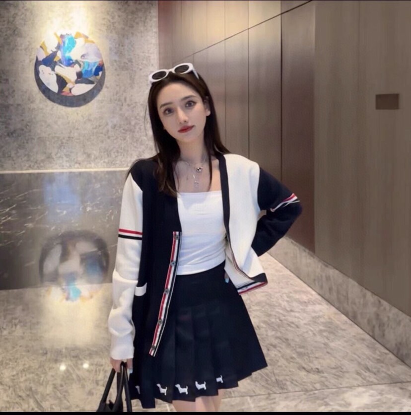 THOM BROWNE 汤姆布朗 TB双袖红白蓝棉纱拼色五扣开衫 情侣款开衫毛衣颜色：灰灰拼、蓝白拼 码