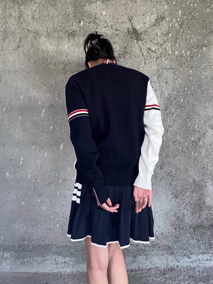 THOM BROWNE 汤姆布朗 TB双袖红白蓝棉纱拼色五扣开衫 情侣款开衫毛衣颜色：灰灰拼、蓝白拼 码