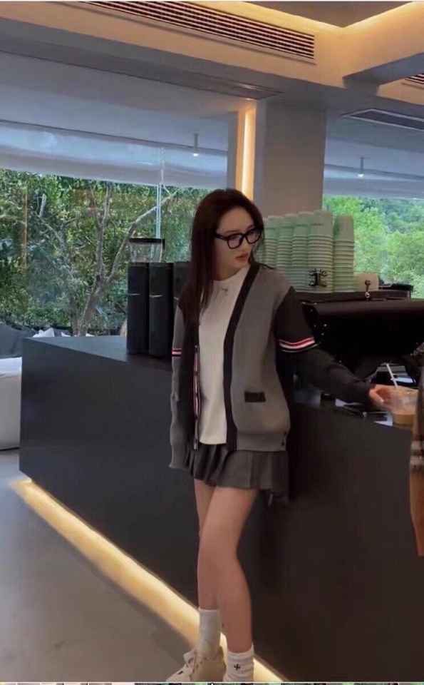 THOM BROWNE 汤姆布朗 TB双袖红白蓝棉纱拼色五扣开衫 情侣款开衫毛衣颜色：灰灰拼、蓝白拼 码