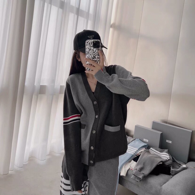 THOM BROWNE 汤姆布朗 TB双袖红白蓝棉纱拼色五扣开衫 情侣款开衫毛衣颜色：灰灰拼、蓝白拼 码