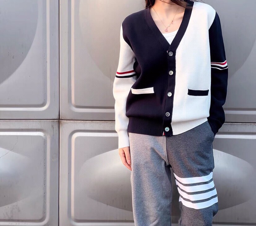 THOM BROWNE 汤姆布朗 TB双袖红白蓝棉纱拼色五扣开衫 情侣款开衫毛衣颜色：灰灰拼、蓝白拼 码