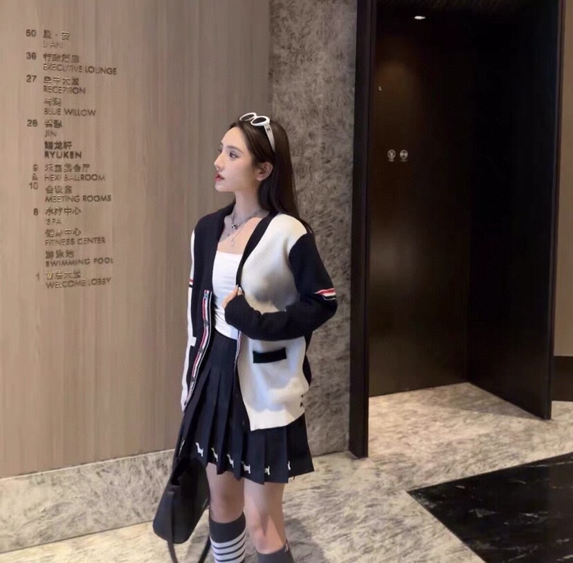 THOM BROWNE 汤姆布朗 TB双袖红白蓝棉纱拼色五扣开衫 情侣款开衫毛衣颜色：灰灰拼、蓝白拼 码