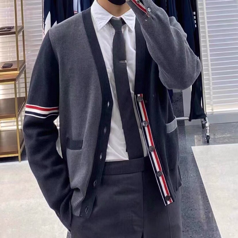 THOM BROWNE 汤姆布朗 TB双袖红白蓝棉纱拼色五扣开衫 情侣款开衫毛衣颜色：灰灰拼、蓝白拼 码