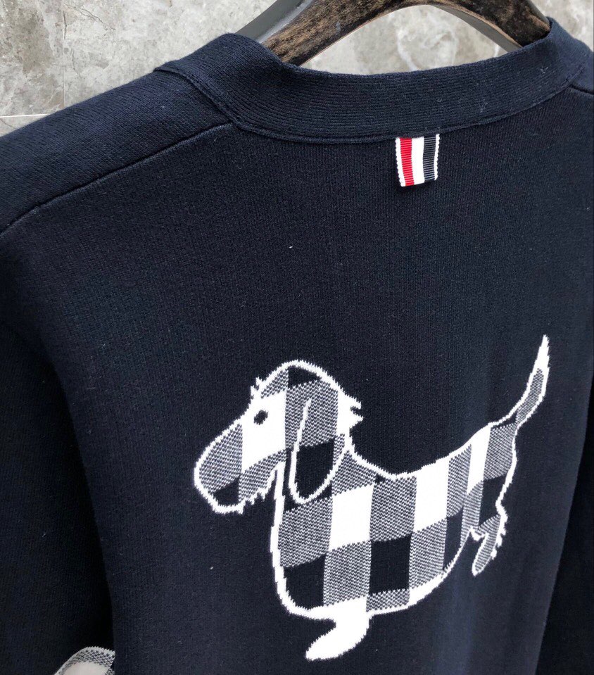 THOM BROWNE 汤姆布朗 TB高版本后背提花小狗开衫毛衣 男女同款情侣款\n码数：1-4 颜色：