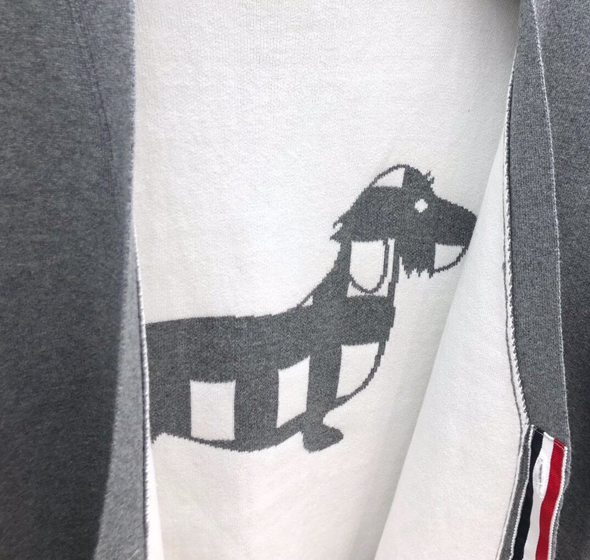 THOM BROWNE 汤姆布朗 TB高版本后背提花小狗开衫毛衣 男女同款情侣款\n码数：1-4 颜色：