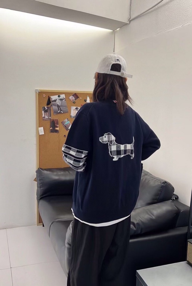 THOM BROWNE 汤姆布朗 TB高版本后背提花小狗开衫毛衣 男女同款情侣款\n码数：1-4 颜色：