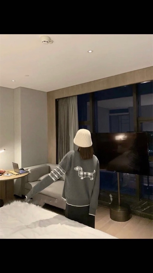 THOM BROWNE 汤姆布朗 TB高版本后背提花小狗开衫毛衣 男女同款情侣款\n码数：1-4 颜色：