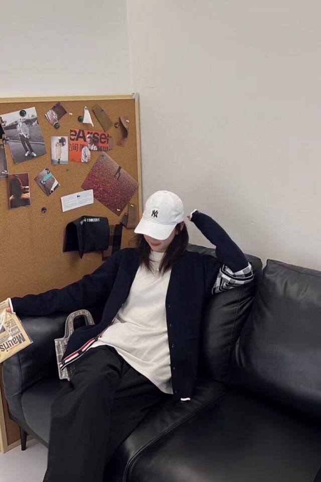 THOM BROWNE 汤姆布朗 TB高版本后背提花小狗开衫毛衣 男女同款情侣款\n码数：1-4 颜色：