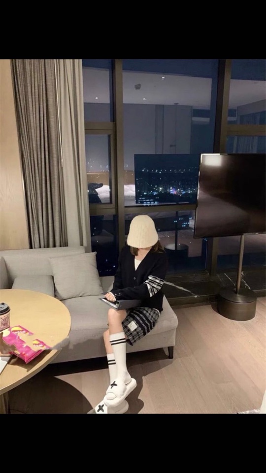 THOM BROWNE 汤姆布朗 TB高版本后背提花小狗开衫毛衣 男女同款情侣款\n码数：1-4 颜色：