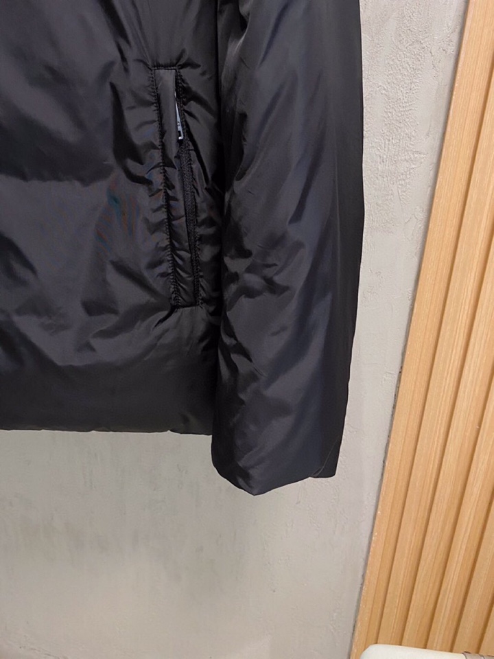 Prada 普拉达2025最新款时尚设计师款羽绒外套连帽羽绒服，冬季顶级轻奢羽绒服，爆款羽绒服，90#白