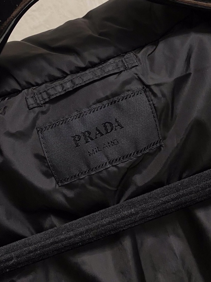 Prada 普拉达2025最新款时尚设计师款羽绒外套连帽羽绒服，冬季顶级轻奢羽绒服，爆款羽绒服，90#白