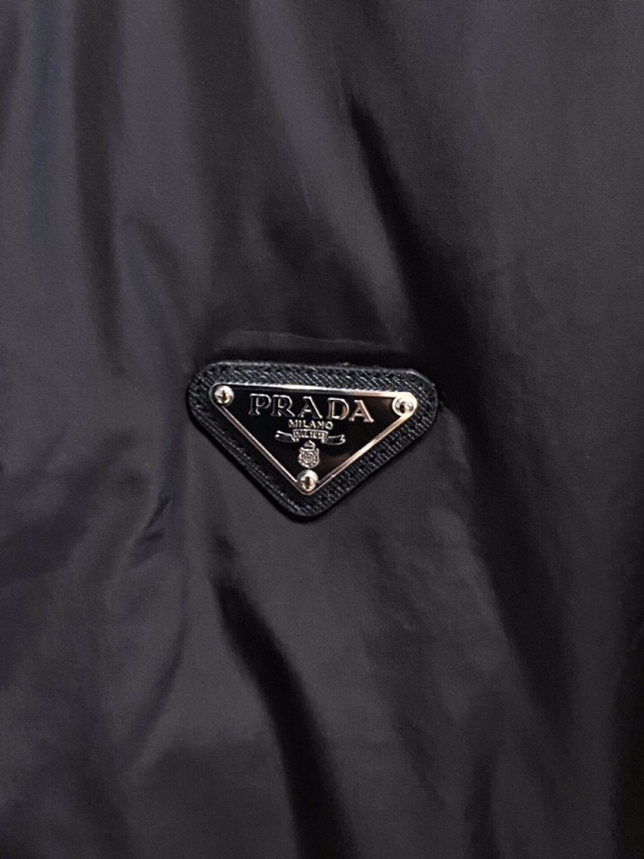 Prada 普拉达2025最新款时尚设计师款羽绒外套连帽羽绒服，冬季顶级轻奢羽绒服，爆款羽绒服，90#白