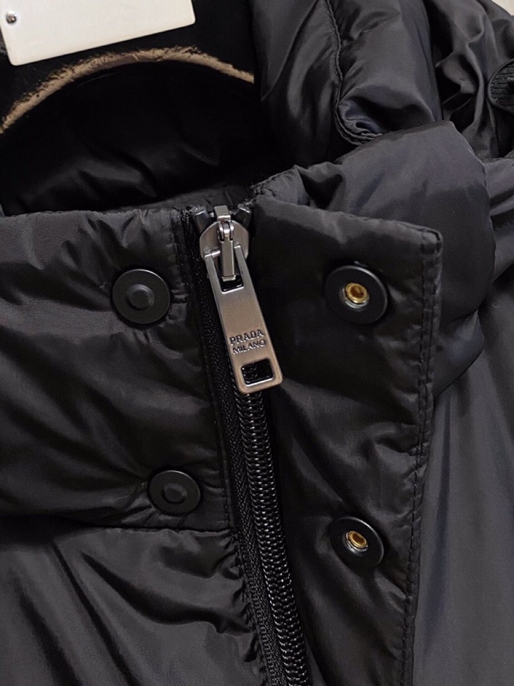 Prada 普拉达2025最新款时尚设计师款羽绒外套连帽羽绒服，冬季顶级轻奢羽绒服，爆款羽绒服，90#白