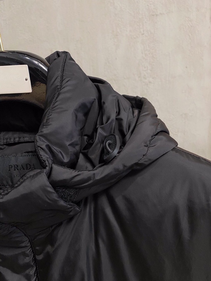 Prada 普拉达2025最新款时尚设计师款羽绒外套连帽羽绒服，冬季顶级轻奢羽绒服，爆款羽绒服，90#白