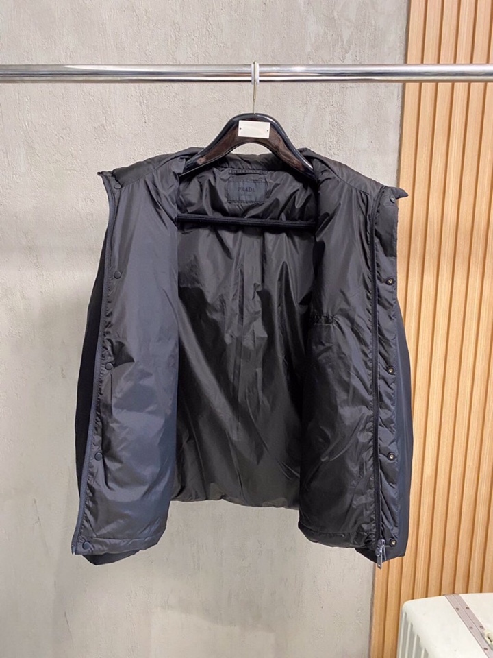 Prada 普拉达2025最新款时尚设计师款羽绒外套连帽羽绒服，冬季顶级轻奢羽绒服，爆款羽绒服，90#白