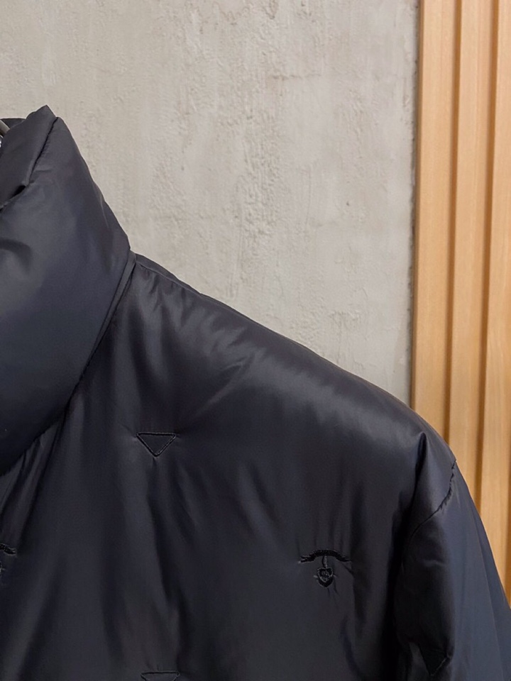 Prada 普拉达秋冬最新款薄款羽绒服，同步有售，定制全进口科技面料，精选进口优质90％白鸭绒填充！原版