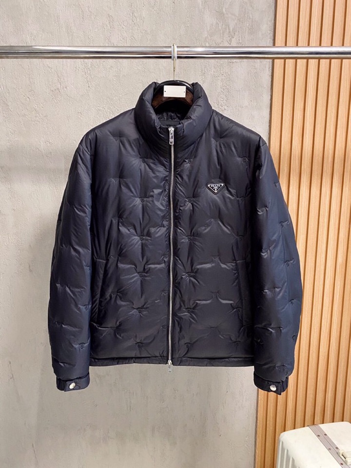 Prada 普拉达秋冬最新款薄款羽绒服，同步有售，定制全进口科技面料，精选进口优质90％白鸭绒填充！原版