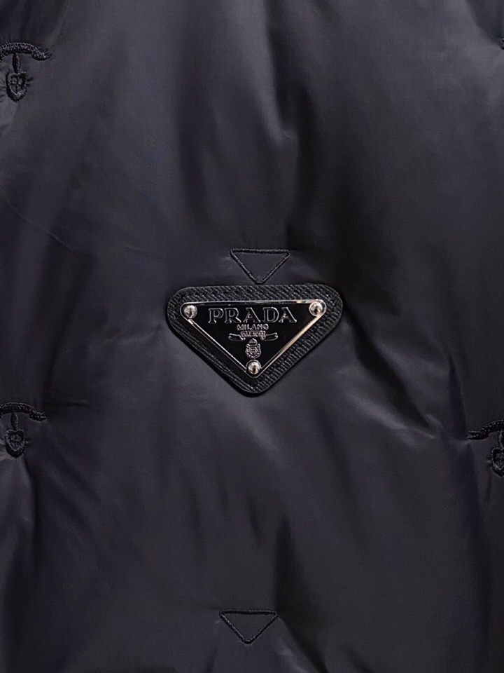 Prada 普拉达秋冬最新款薄款羽绒服，同步有售，定制全进口科技面料，精选进口优质90％白鸭绒填充！原版