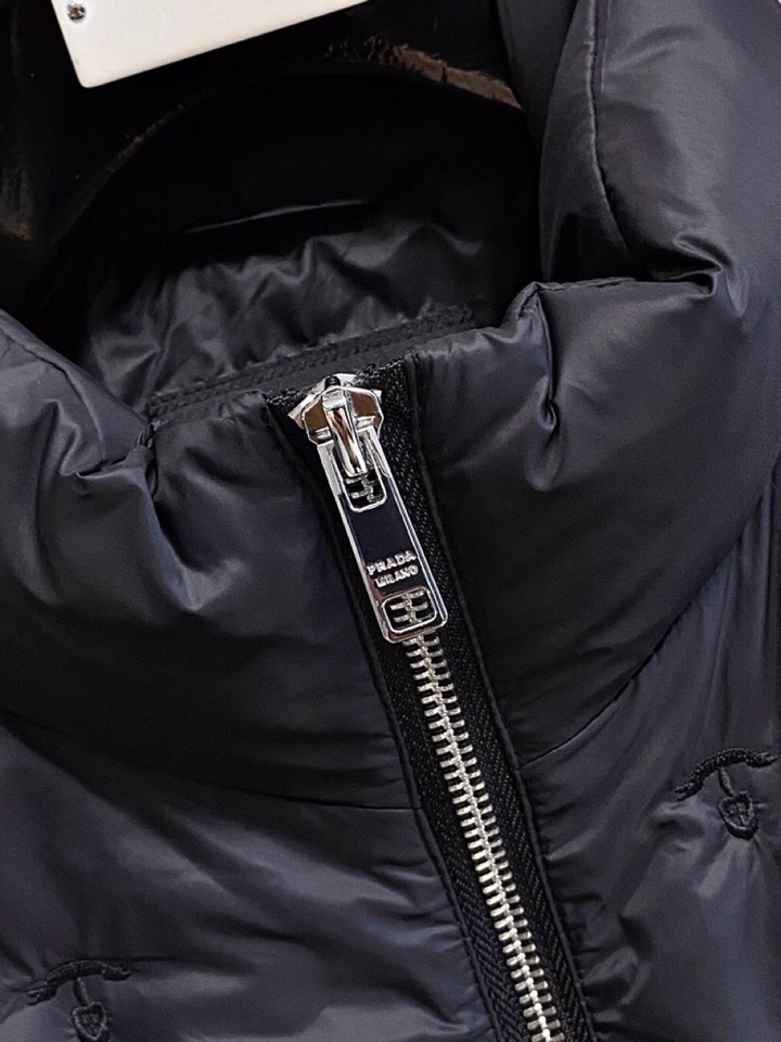 Prada 普拉达秋冬最新款薄款羽绒服，同步有售，定制全进口科技面料，精选进口优质90％白鸭绒填充！原版