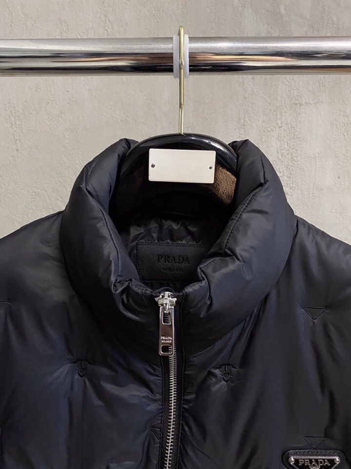 Prada 普拉达秋冬最新款薄款羽绒服，同步有售，定制全进口科技面料，精选进口优质90％白鸭绒填充！原版