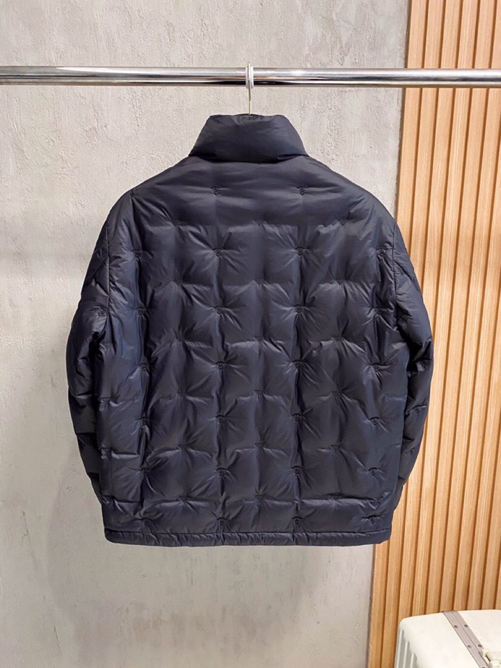 Prada 普拉达秋冬最新款薄款羽绒服，同步有售，定制全进口科技面料，精选进口优质90％白鸭绒填充！原版