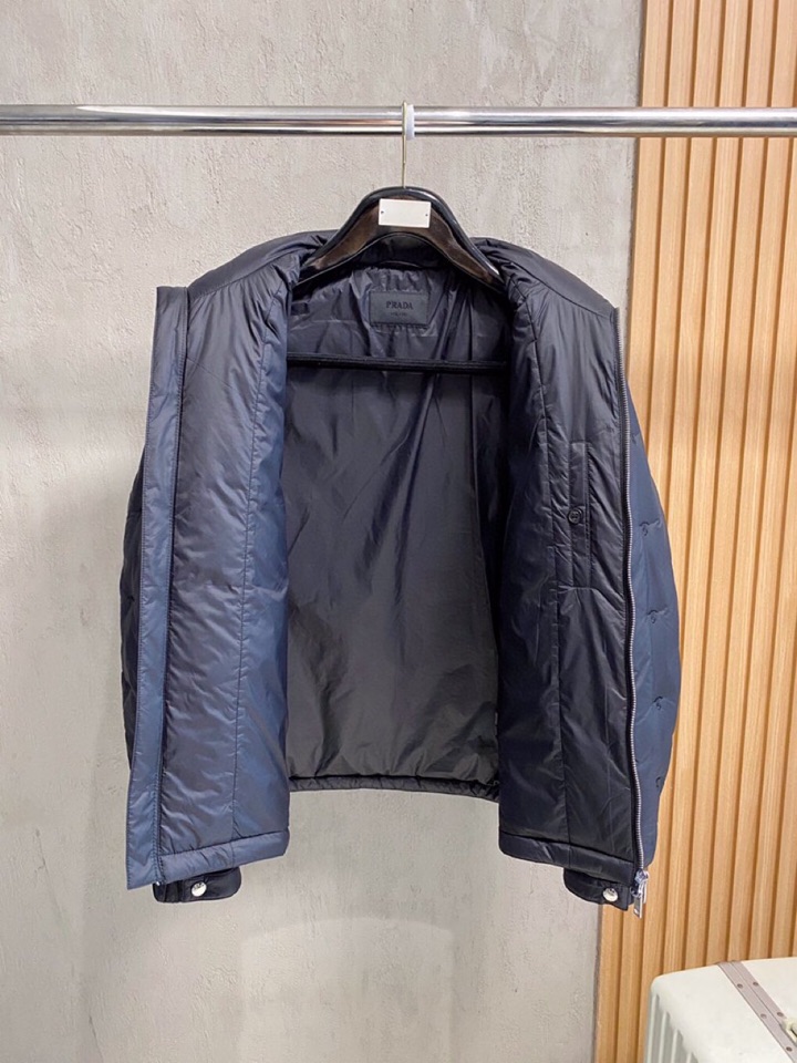 Prada 普拉达秋冬最新款薄款羽绒服，同步有售，定制全进口科技面料，精选进口优质90％白鸭绒填充！原版