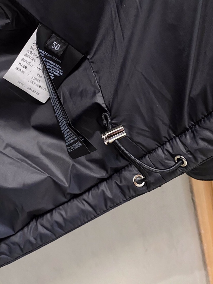 Prada 普拉达秋冬最新款薄款羽绒服，同步有售，定制全进口科技面料，精选进口优质90％白鸭绒填充！原版