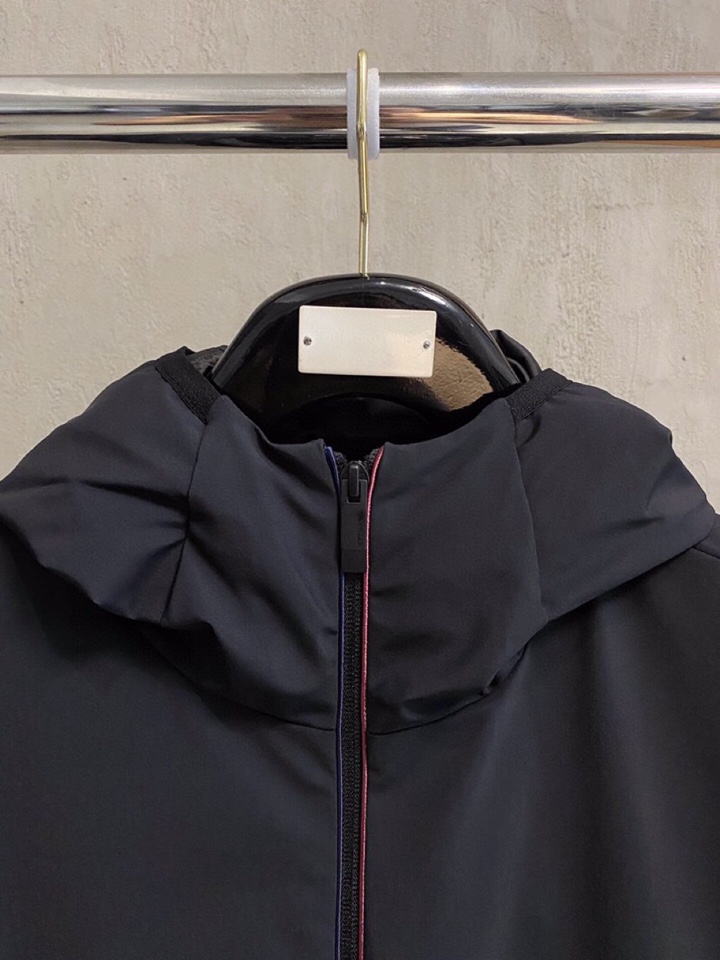 Moncler 蒙口2025最新款时尚设计师款羽绒外套❤️蒙口连帽羽绒服，冬季顶级轻奢羽绒服，手臂经典l