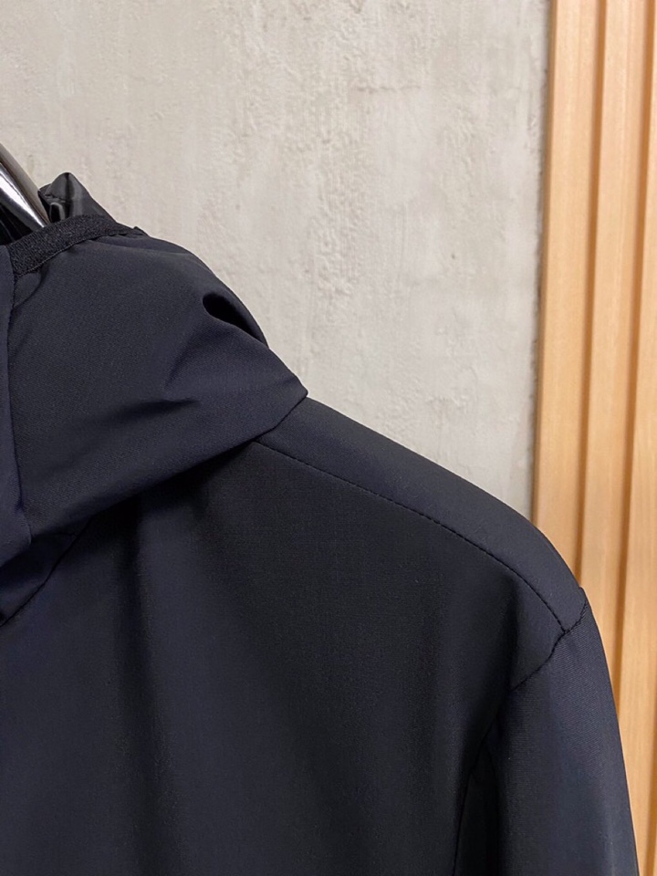 Moncler 蒙口2025最新款时尚设计师款羽绒外套❤️蒙口连帽羽绒服，冬季顶级轻奢羽绒服，手臂经典l