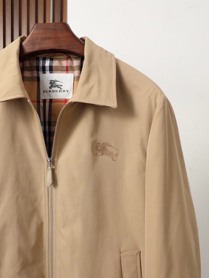 Burberry 巴宝莉25新款发布❤️巴宝莉翻领夹克外套，秋季爆款外套，格子内里，战马刺绣款外套，穿上
