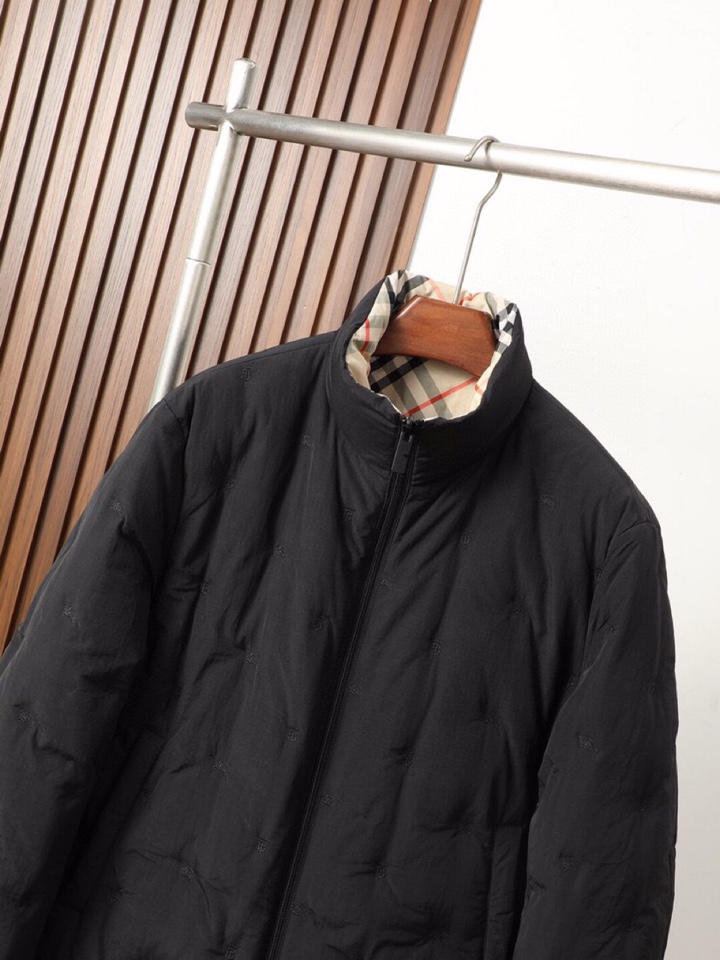 Burberry 巴宝莉25新款双面格纹立领羽绒服\n内里填充90%绒，选用的是最好的羽绒，每一处都是超