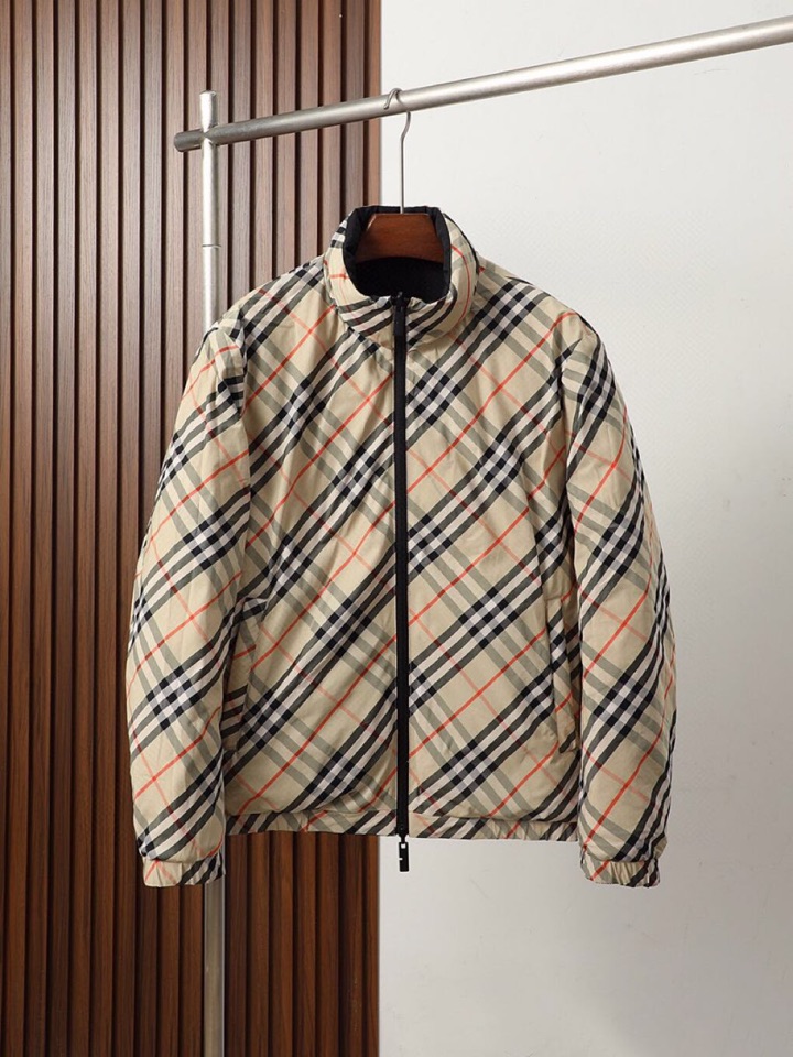 Burberry 巴宝莉25新款双面格纹立领羽绒服\n内里填充90%绒，选用的是最好的羽绒，每一处都是超
