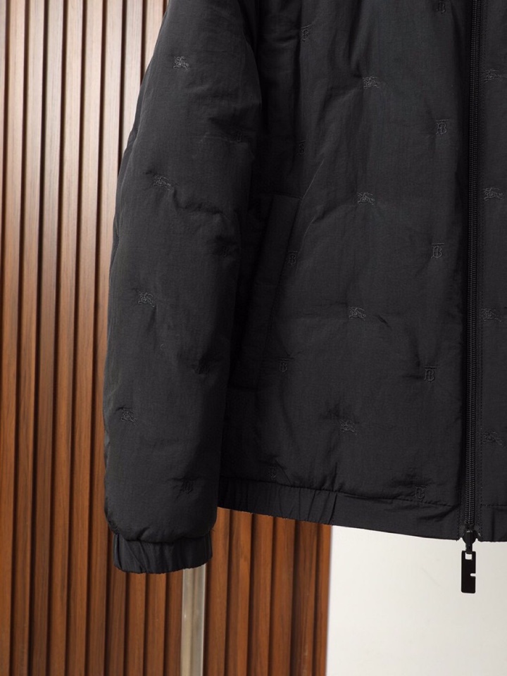 Burberry 巴宝莉25新款双面格纹立领羽绒服\n内里填充90%绒，选用的是最好的羽绒，每一处都是超