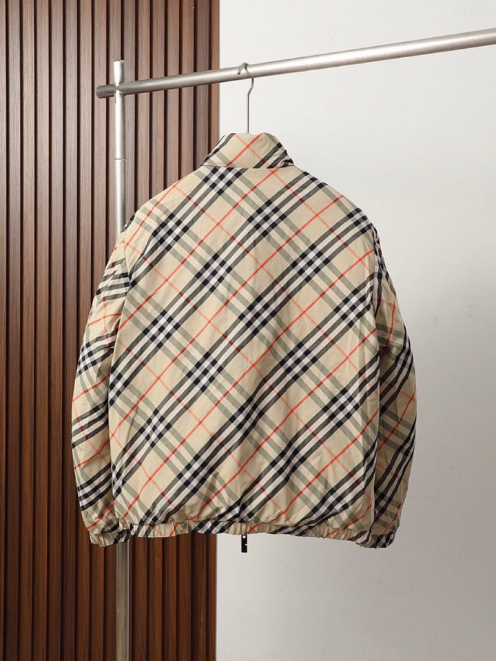 Burberry 巴宝莉25新款双面格纹立领羽绒服\n内里填充90%绒，选用的是最好的羽绒，每一处都是超