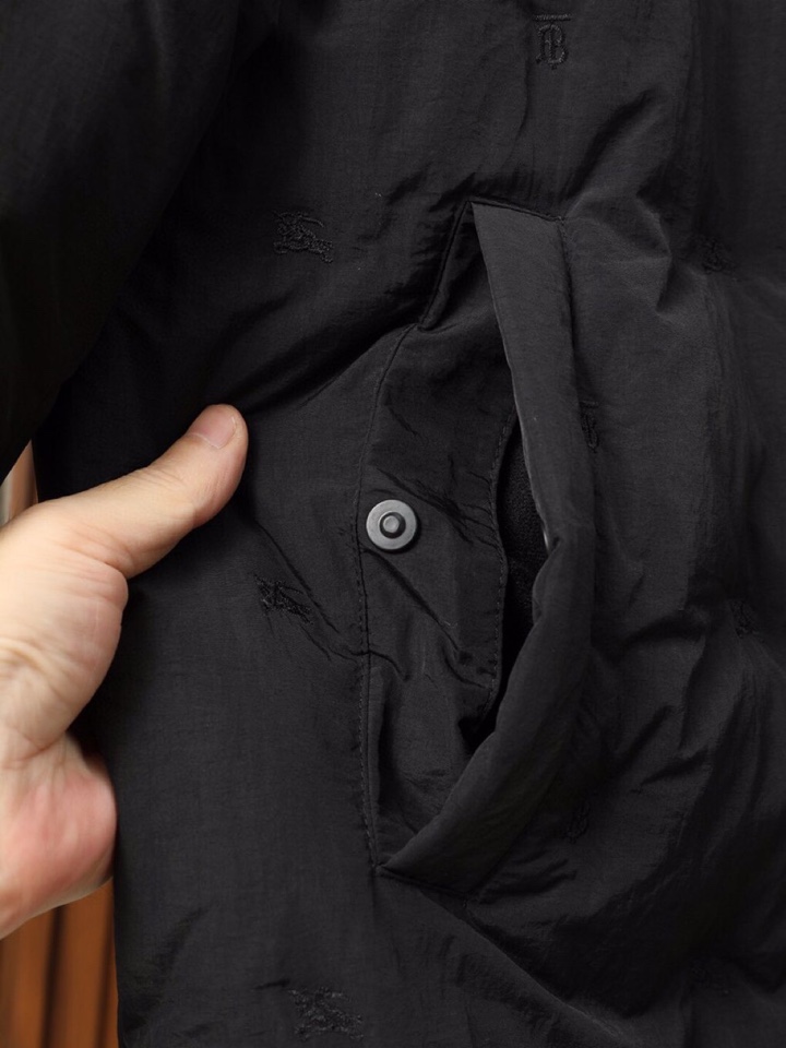 Burberry 巴宝莉25新款双面格纹立领羽绒服\n内里填充90%绒，选用的是最好的羽绒，每一处都是超