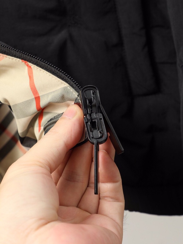 Burberry 巴宝莉25新款双面格纹立领羽绒服\n内里填充90%绒，选用的是最好的羽绒，每一处都是超
