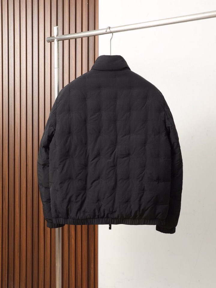 Burberry 巴宝莉25新款双面格纹立领羽绒服\n内里填充90%绒，选用的是最好的羽绒，每一处都是超